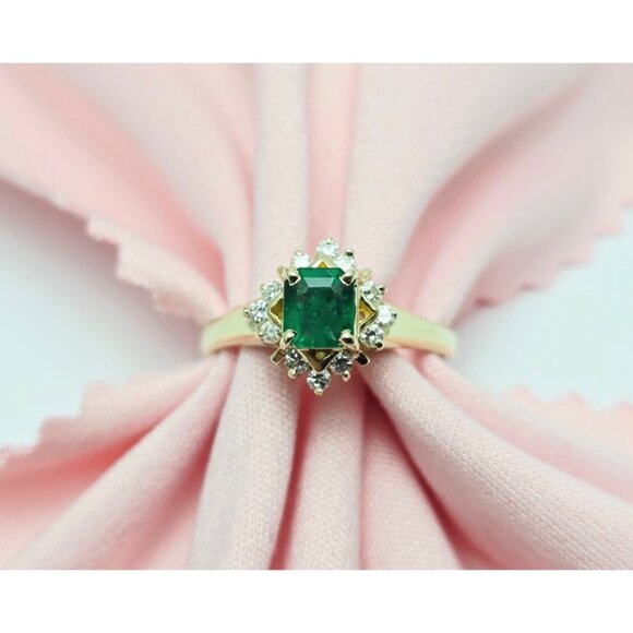 Beautiful 14K Karat Solid Yellow Gold Designer Emerald & Diamond Ring - Size 7